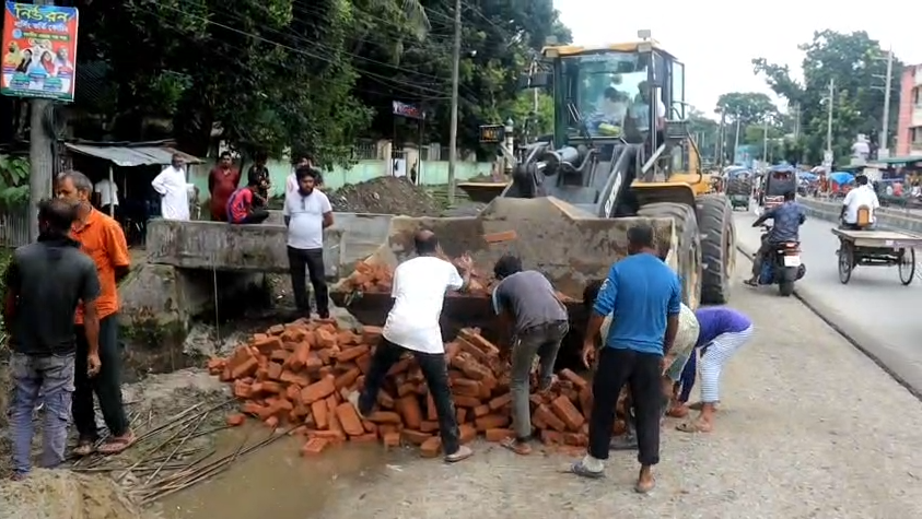 পঞ্চগড়ে ড্রেন নির্মাণে নিম্নমানের ইট ব্যবহারের অভিযোগ, সাংবাদিকদের দেখে সরানোর চেষ্টা